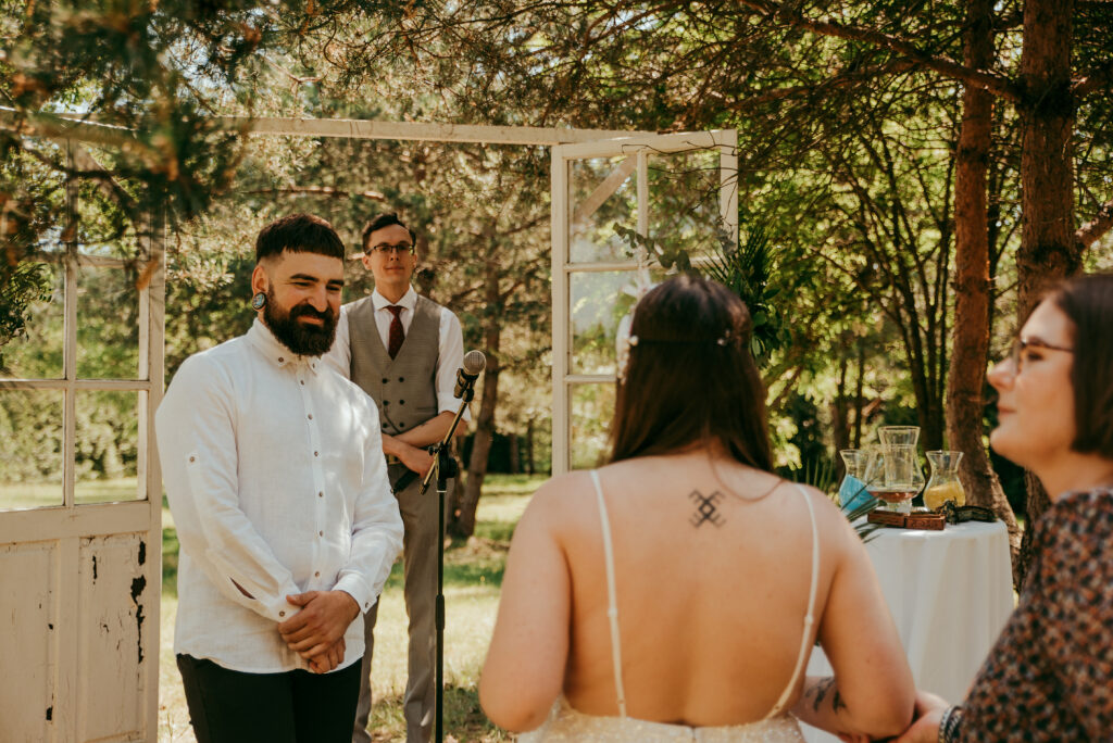 simbolines vestuviu tuoktuviu ceremonijas vedejas ceremonmeisteris