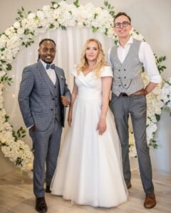 tarptautiniu vestuviu vedejas